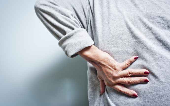 Tulehduksellinen selkäkipu on selkärankareuman esiaste – tunnista oireet