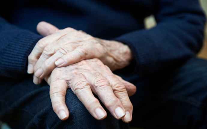 Parkinsonin tauti etenee hitaasti – liikunta ja lääkkeet helpottavat oireita