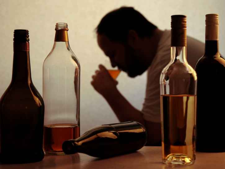 Alkoholimyrkytys syntyy usein huomaamatta – tunnista läheisesi oireet