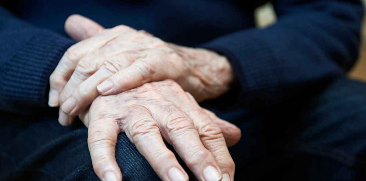 Parkinsonin tauti etenee hitaasti – liikunta ja lääkkeet helpottavat oireita